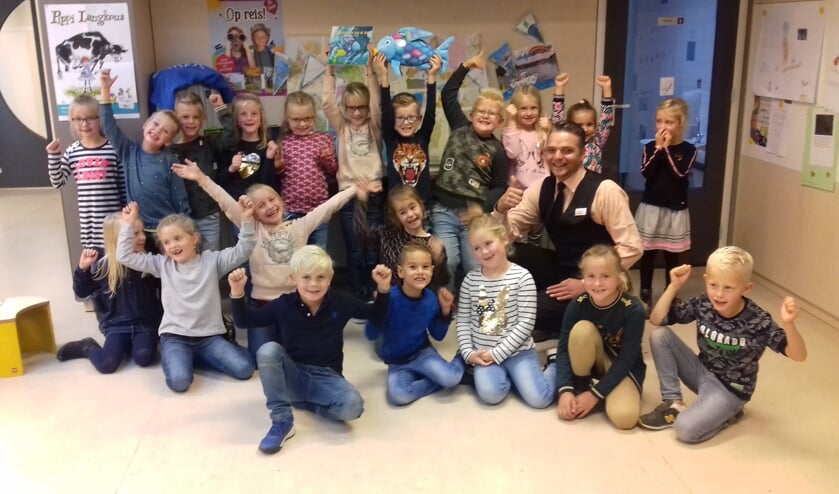 Groep 3 is blij met het boek en de knuffel
