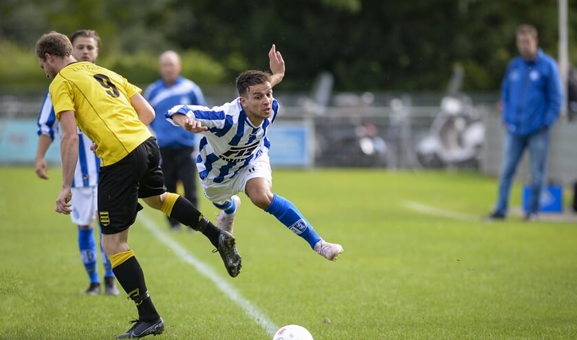 • Redouan Adoudy zweeft door de lucht.