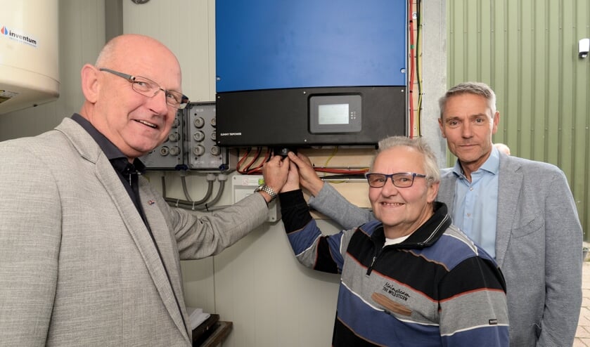 • Met een druk op de knop werden de zonnepanelen officieel in gebruik genomen.