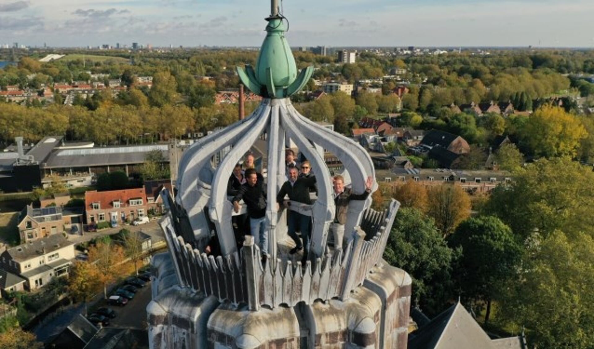 De jury kwam voor het fotomoment bijeen op een wel zeer verrassende plek: bovenin de kroon van de renaissance Pasqualini-toren van de Oude Sint-Nicolaaskerk, op 60 meter hoog.