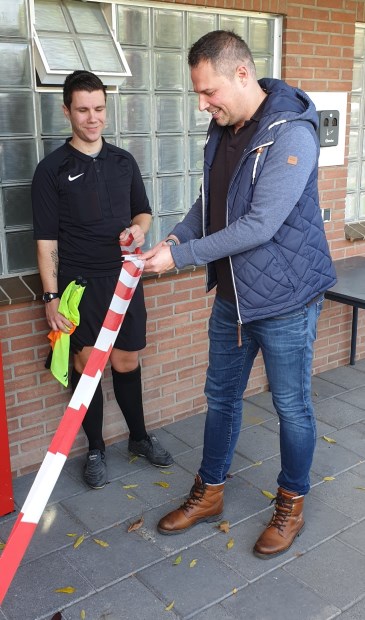 • Voorzitter Jerry Bouman verricht de opening.