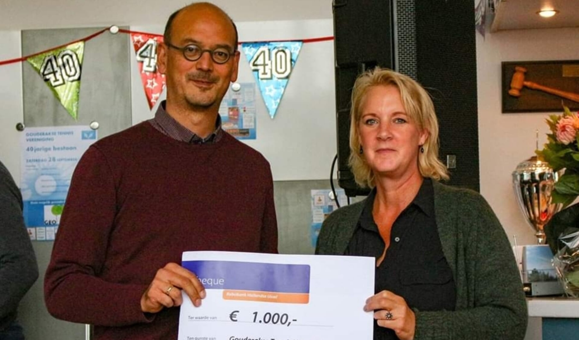 • Ingmar Kim overhandigt namens Rabobank Krimpenerwaard een cheque van 1.000 euro aan voorzitster Mariska Khargi. 