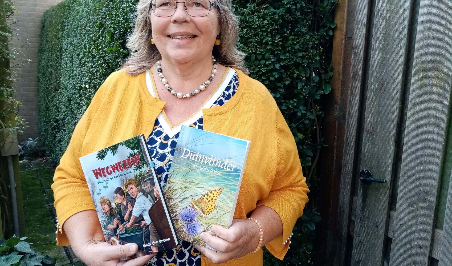 • Janny den Besten met haar twee nieuwste boeken.