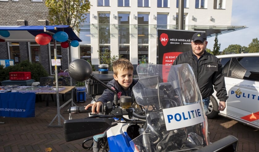 • Kinderen mochten even op de politiemotor klimmen.