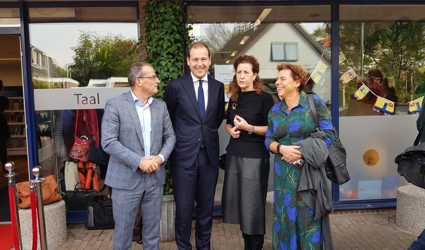 • De betrokken bij de bibliotheken, met v.l.n.r. Johan Quik (wethouder cultuur), Lodewijk Asscher (PvdA), Ingrid van Engelshoven (minister cultuur), Ankie Kesseler (directeur-bestuurder Bibliotheek AanZet).