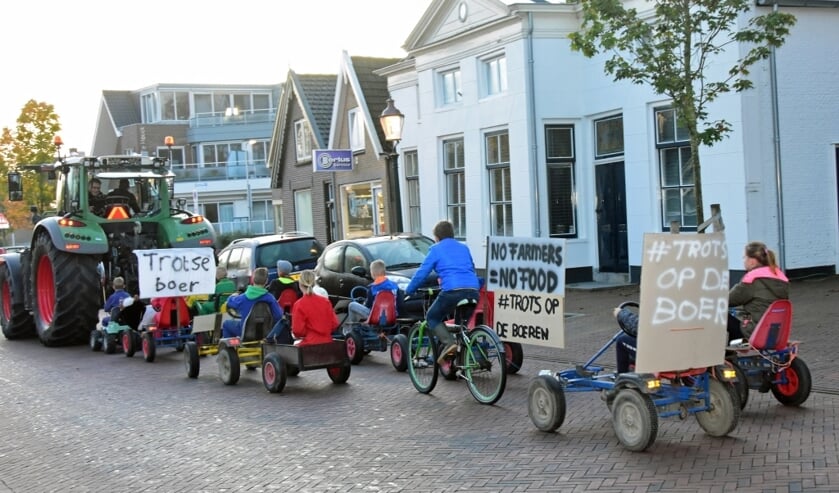 • Een sliert van skelters en speelgoedtrekkers vertrok vanmorgen vanaf het gemeentekantoor voor de proestactie door het dorp.