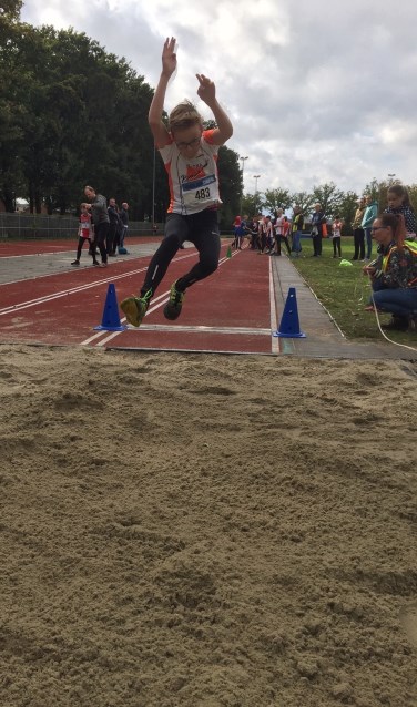 Jesse Tolhoek springt naar goud.