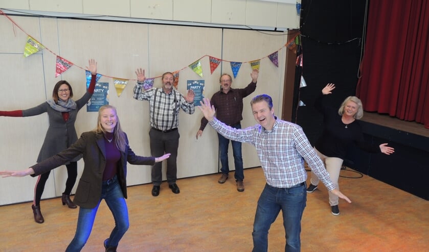 • In het dorpshuis werd een feestje gevierd, met v.l.n.r. Jessica Doorn en Sofie ten Have van NMU, Jan van Dockum, Peter ten Have en Ide Engelsma Katharina Frede van energiecoöperatie Huibertstroom.