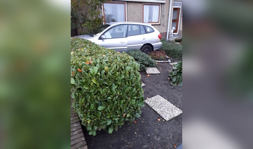 • De vrouw belandde met haar auto in een voortuin.
