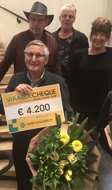 Winnaar Ad Bor ontvangt van Oerlemans Plastics een cheque voor het initiatief Voedselbank tijdens de uitreiking van 2017.