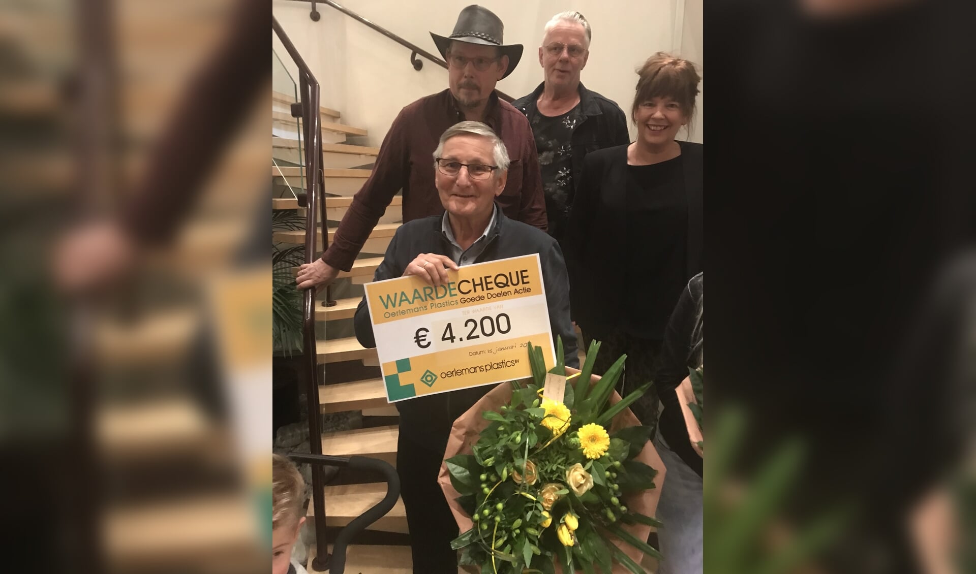 Winnaar Ad Bor ontvangt van Oerlemans Plastics een cheque voor het initiatief Voedselbank tijdens de uitreiking van 2017.