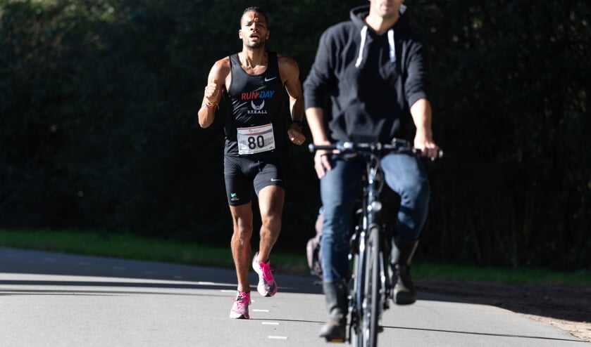 • Nixon Fernandes op weg naar de dag- en de eindzege.
