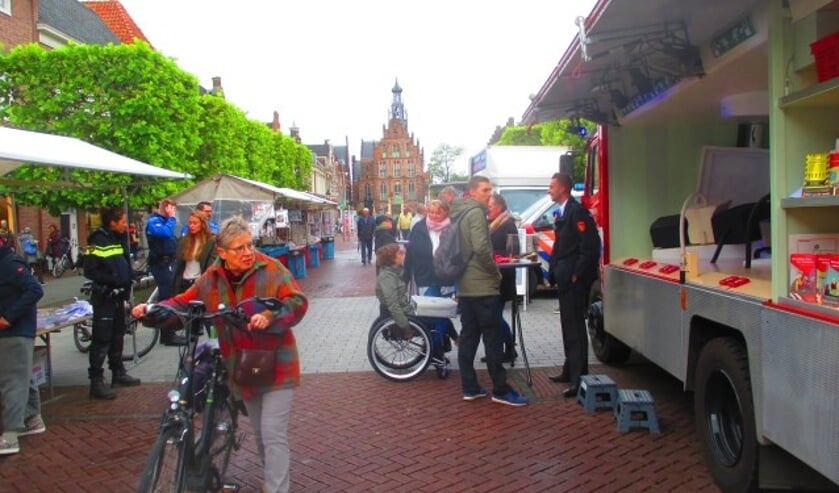 Politie en brandweer informeerden de bezoekers van de weekmarkt in Culemborg over veiligheid.  
