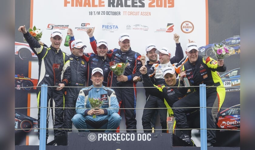 • Stan van Oord (rechts) viert het kampioensfeestje vol ongeloof.