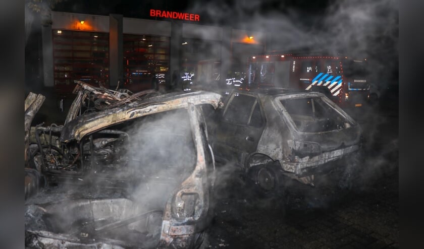 • De afgedankte auto's stonden op het terrein van de brandweer.