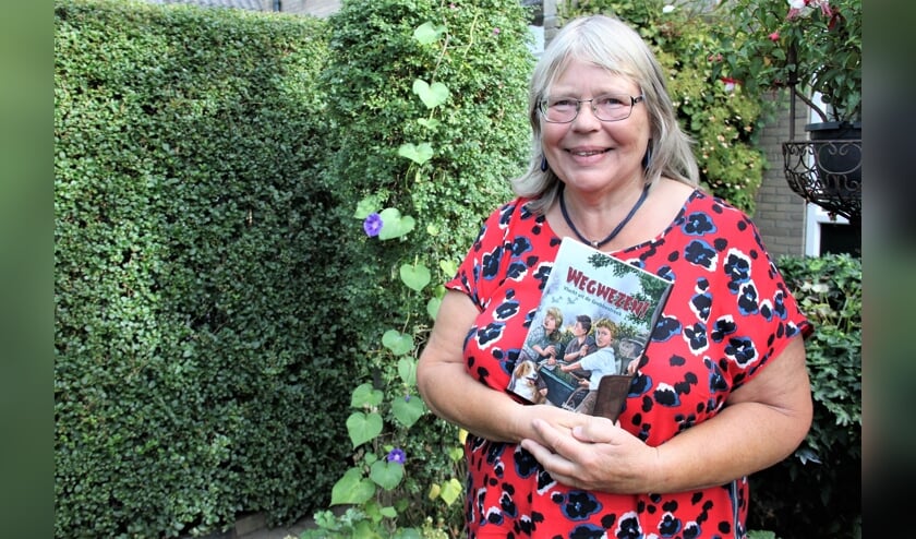 • Janny den Besten met haar boek 'Wegwezen'.