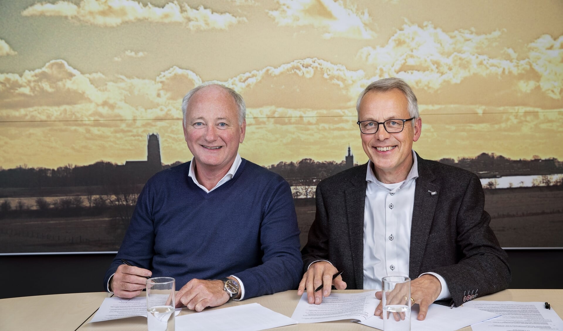 Directeuren Peter van den Heuvel (Woonlinie) en Willem Bijl (Meander) tekenden in 2019 de intentieovereenkomst om samen verder te gaan.