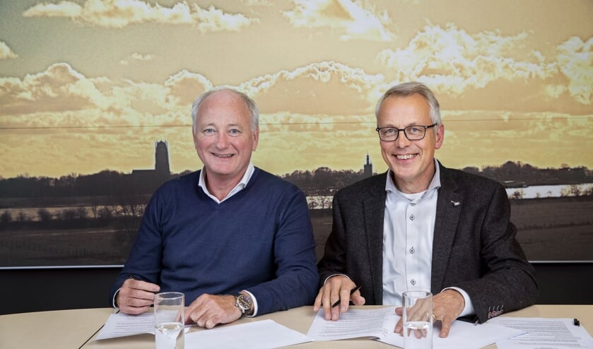 <p>Directeuren Peter van den Heuvel (Woonlinie) en Willem Bijl (Meander) tekenden in 2019 de intentieovereenkomst om samen verder te gaan.</p>