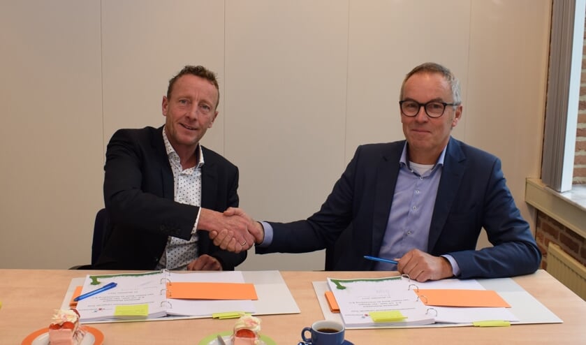 • Wethouder Bikker en Chris van Wijk schudden elkaar de hand.