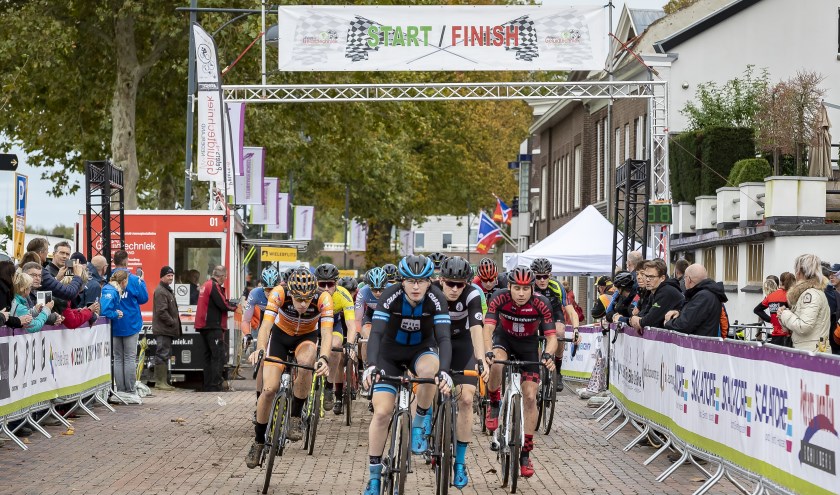 • Kelvin Bakx (midden) leidde de wedstrijd al tijdens de start.