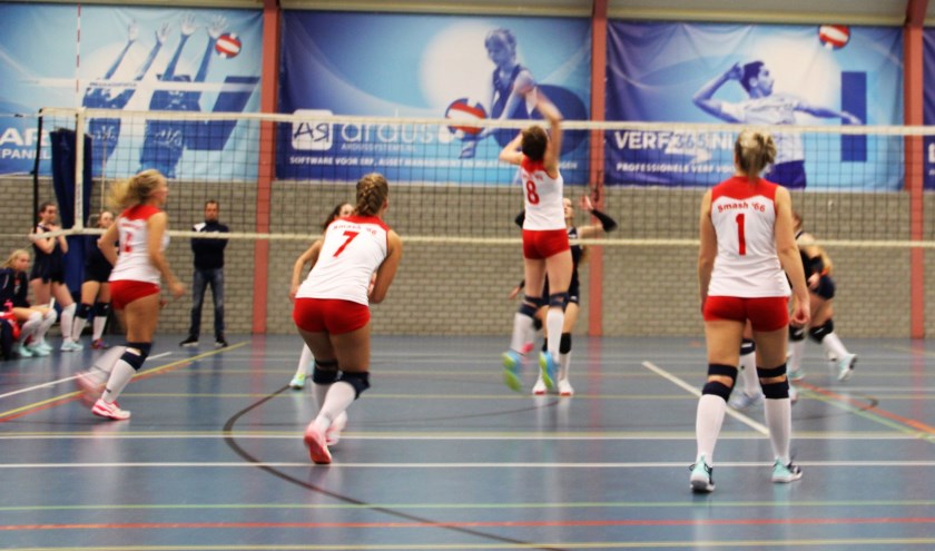 • Liesbeth Tuijtel (nummer 8) in aanval.