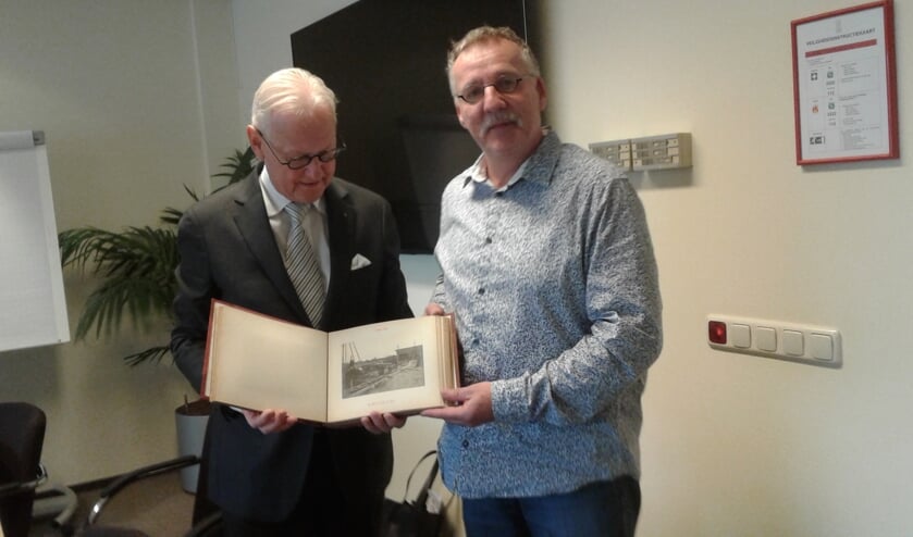 • Dirk van Arkel overhandigt het boekje aan burgemeester Lokker.