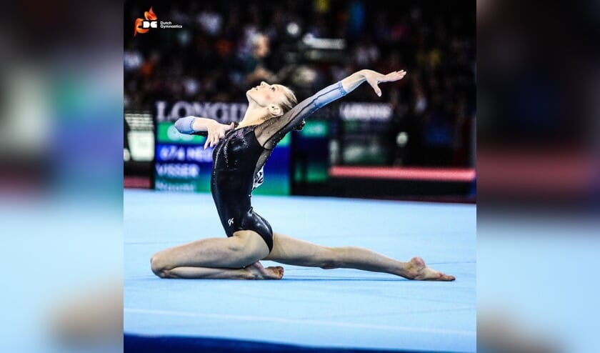 <p>• Naomi Visser tijdens een van haar vloeroefeningen op het WK Turnen, oktober 2019.</p>