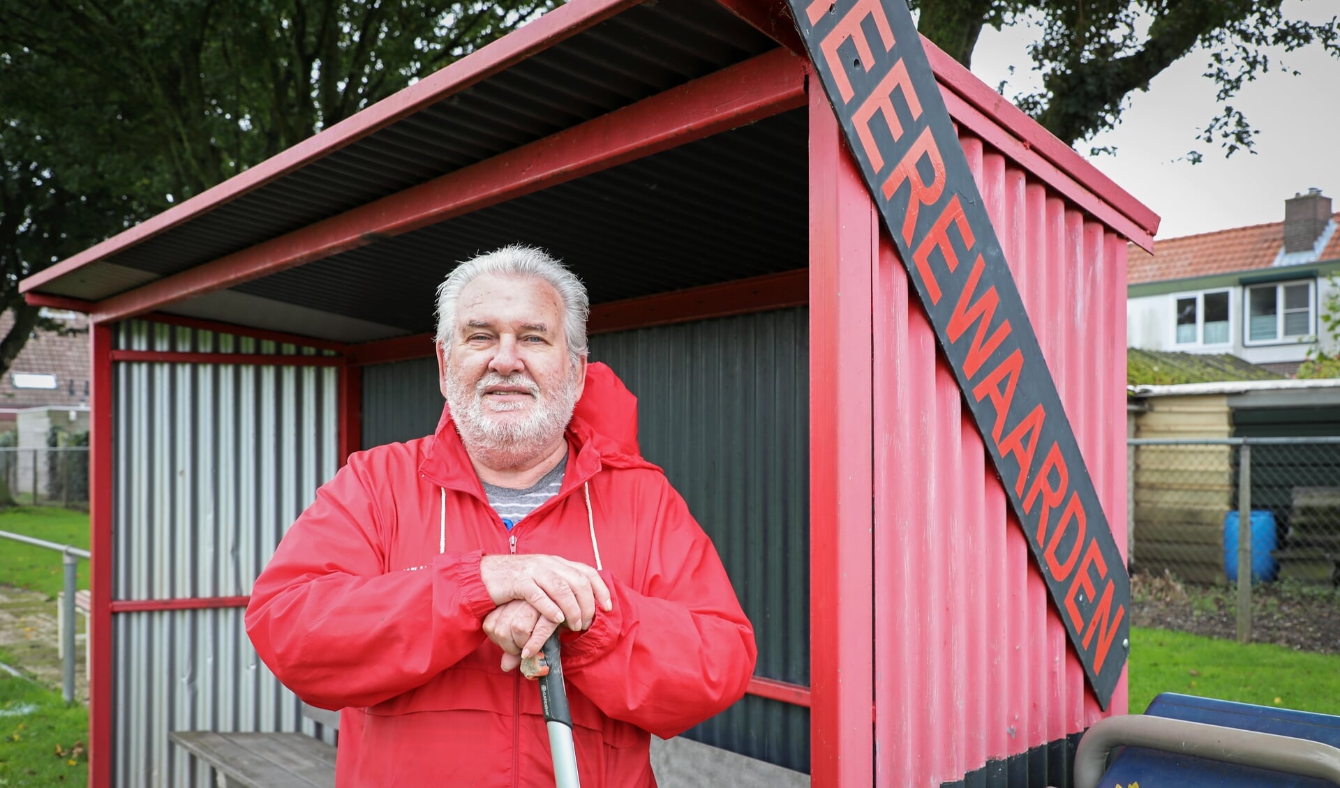 • Hans van der Velden is de man van het onderhoud op sportpark De Buke.