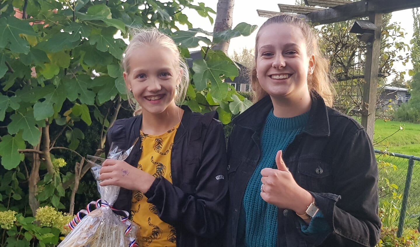 • Murthe de Wit (links) met haar prijs.