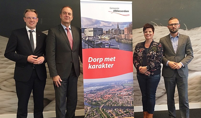 • Het college van Alblasserdam, met v.l.n.r. Peter Verheij, burgemeester Jaap Paans, Dorien Zandvliet en Arjan Kraijo.