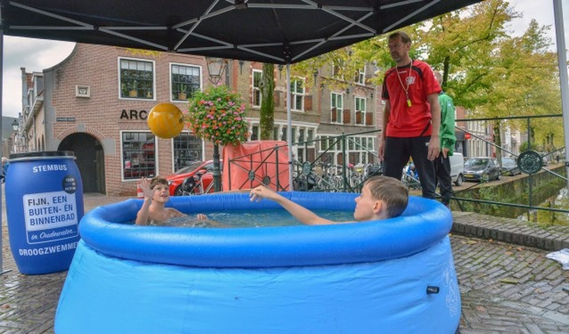 De eerste ludieke actie van de Oudewaterse Zwem Vereniging (OZV) voor een binnen- en buitenbad in Oudewater. 