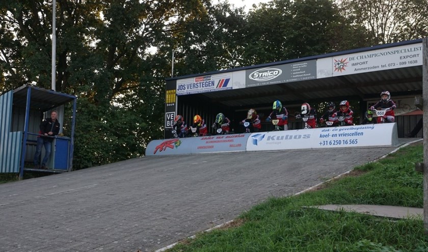 • Een aantal rijders staat klaar voor de start.