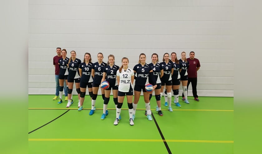 • Het eerste damesteam van Servia.