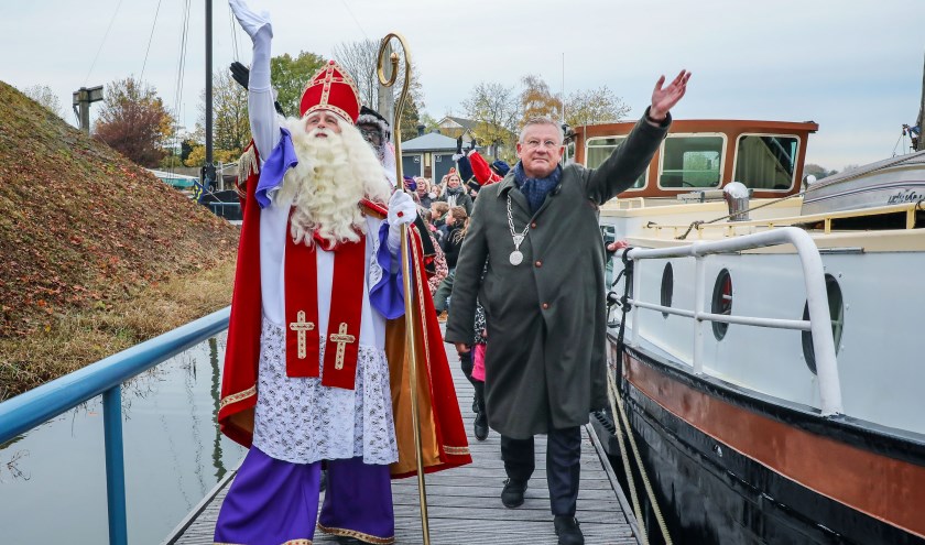 • Burgemeester Pieter van Maaren verwelkomde de Sint voor het eerst in zijn nieuwe gemeente.
