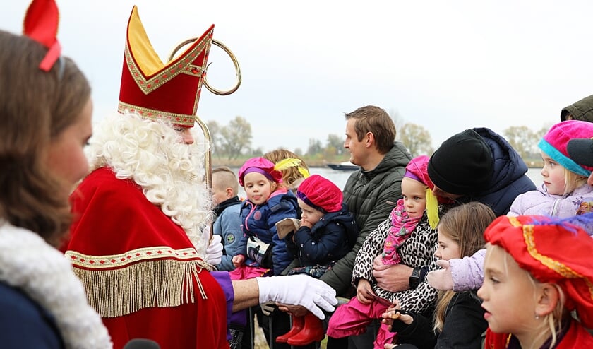 • Sinterklaas komt aan in Nieuwpoort.