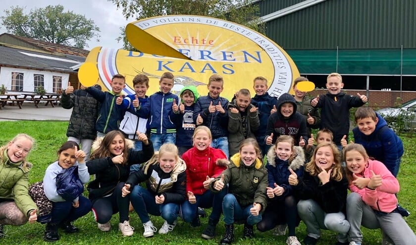 • Kinderen van vier basisscholen bezochten o.a. een kaasboerderij en een imkerij.