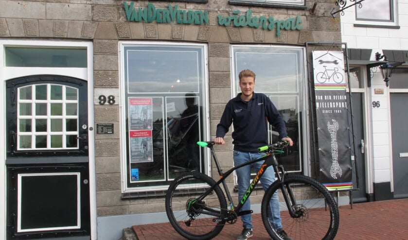 • Niek Korneef voor het pand van Van der Velden Wielersport.