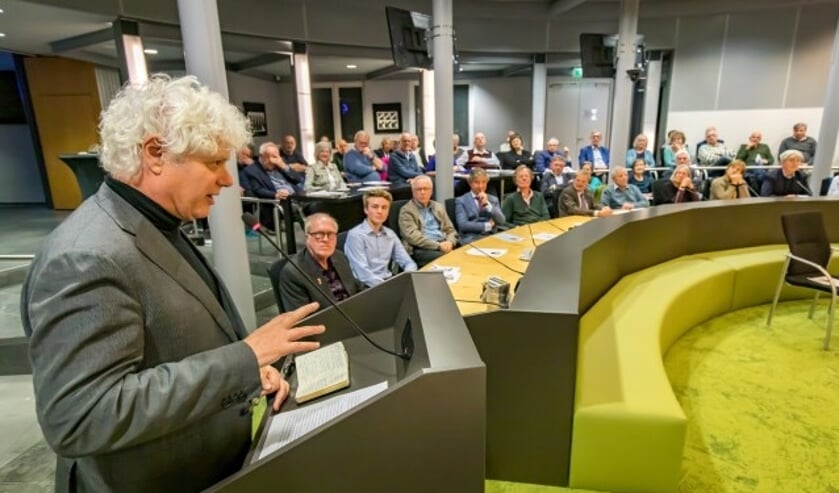 Op de voorgrond: Paul Scheffer, derde van links: Roan Geurts. Burgemeester Beenakker opende de avond. (foto: Jan Bouwhuis)