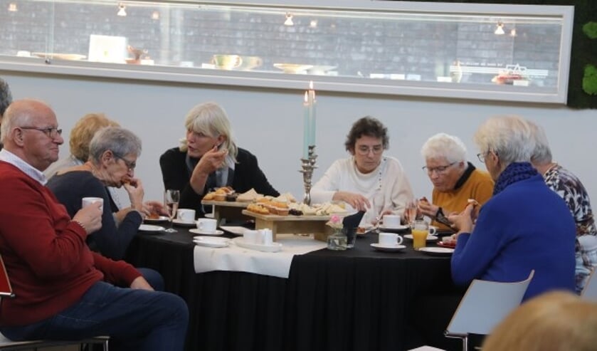 De mantelzorgers werden in Culemborg getrakteerd op high tea-party.