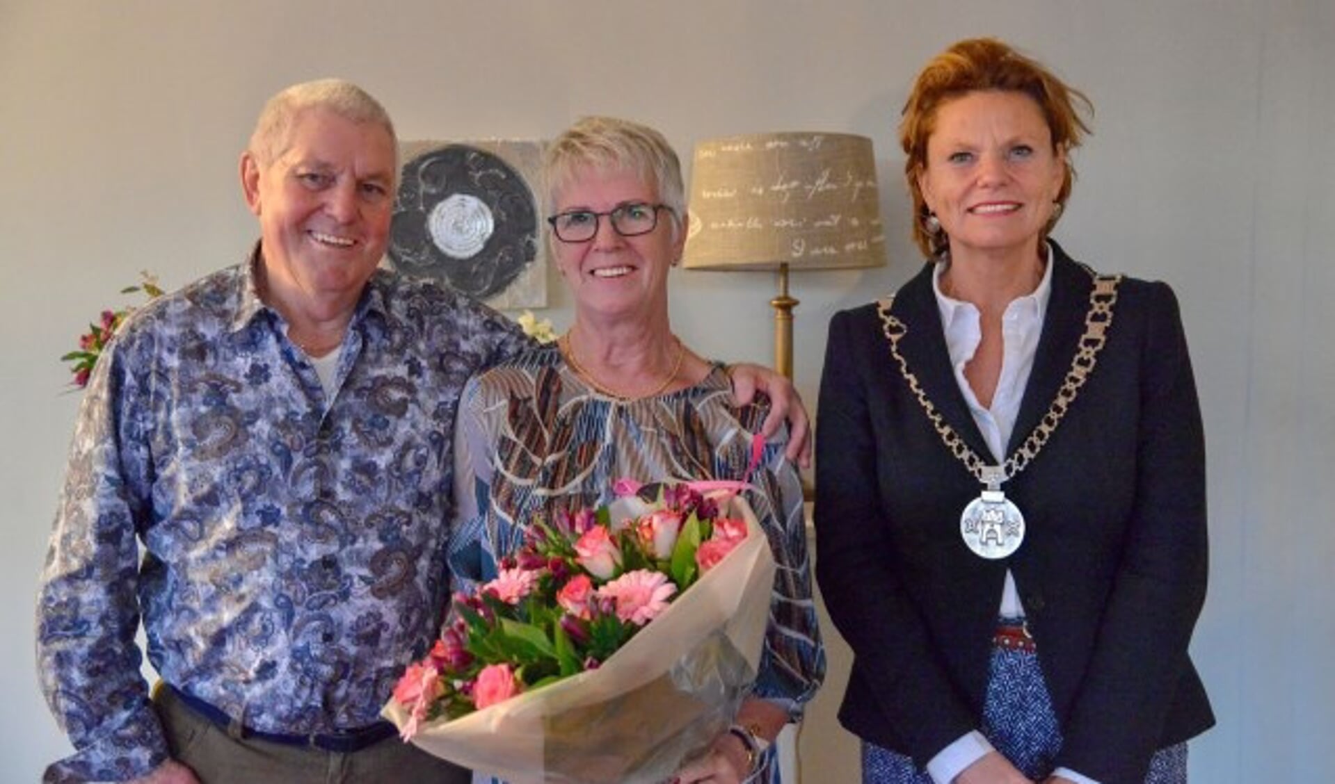 Burgemeester Petra van Hartskamp bracht woensdagmiddag haar felicitaties aan het gouden bruidspaar Koos en Bets van Schaik en ging met ze op de foto. (Foto: Paul van den Dungen)