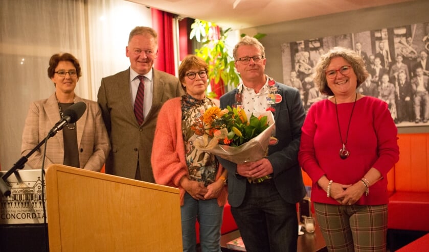 • Groepsfoto met als stralend middelpunt winnaar Teus Stouthart.