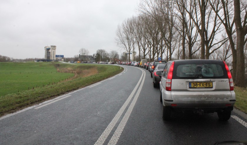 • Het verkeer op de N322 staat bij de sluis regelmatig vast.