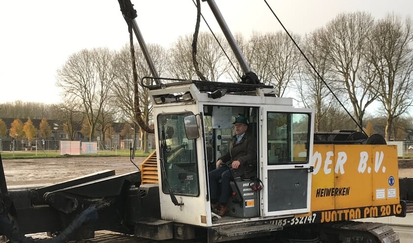 Wethouder Hans Tanis slaat de eerste paal.