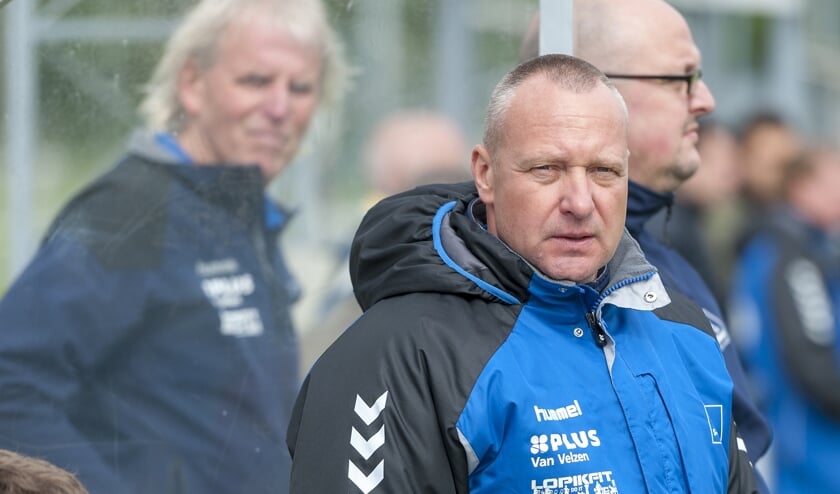 <p>&bull; Bertus van Schaik in zijn periode als hoofdtrainer van SV Lopik.</p>  