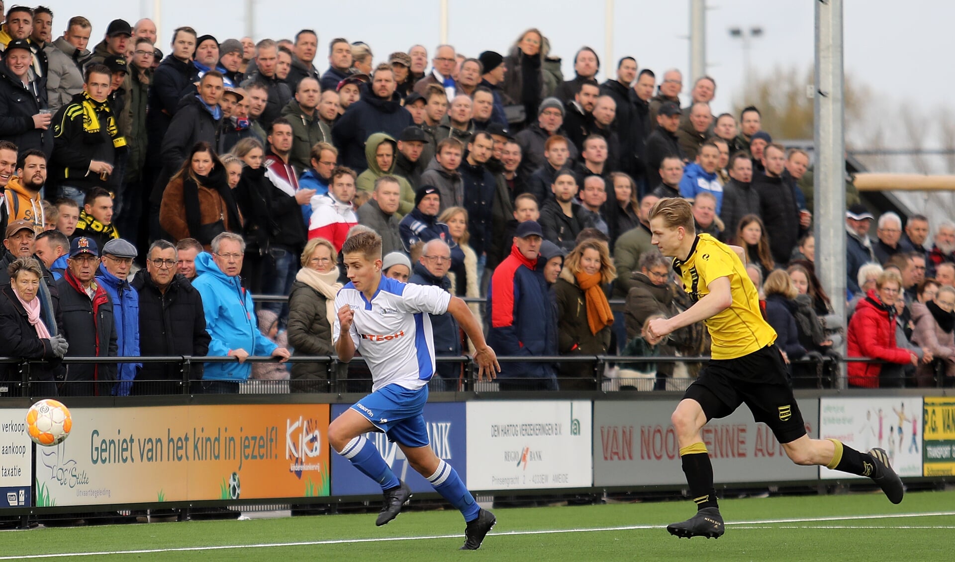 • SV Meerkerk-Ameide voor een volgepakte tribune.