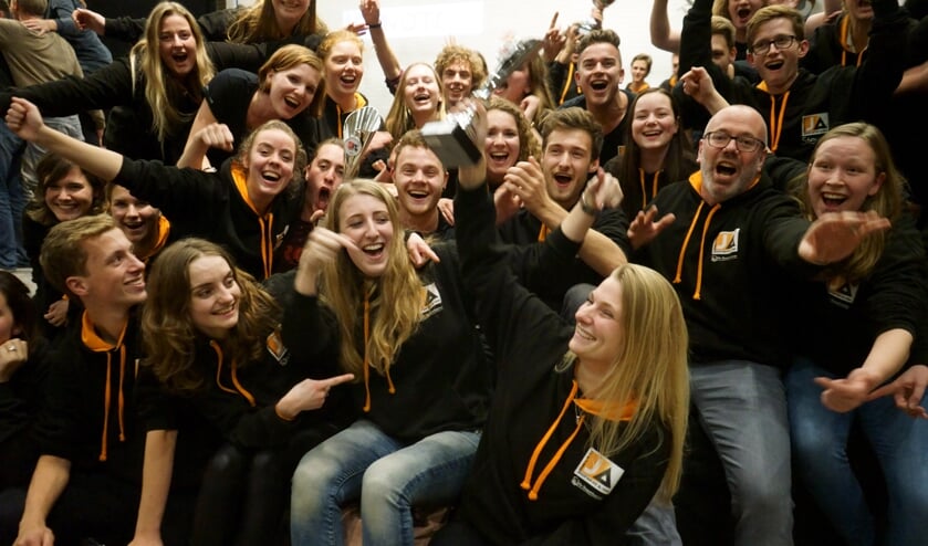 • JA! Jeugdfanfare Altena met op de voorgrond Elin van der Ham met haar trofee.