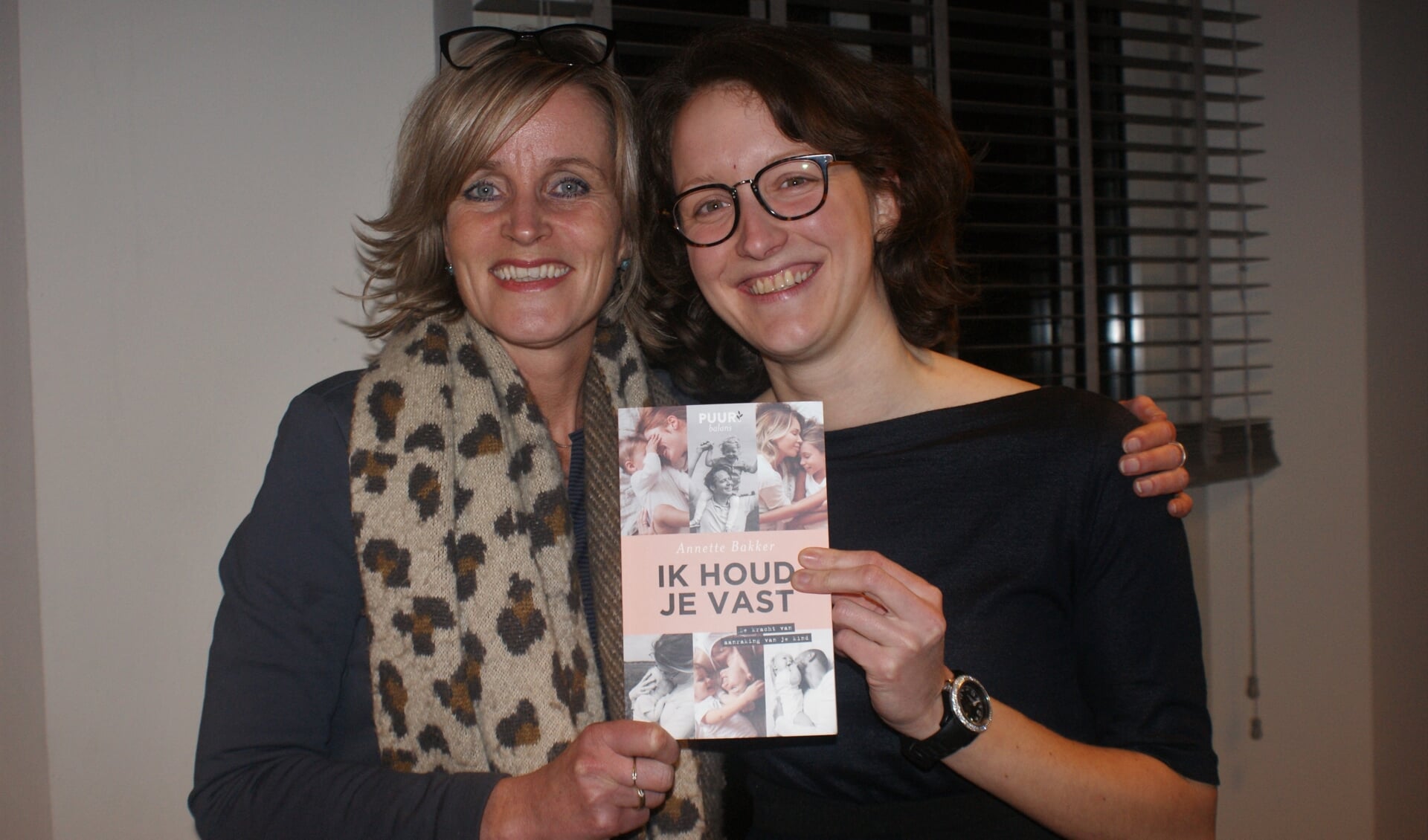 • Mirjam van der Vegt reikte het eerste exemplaar van 'Ik houd je vast' uit aan auteur Annette Bakker.