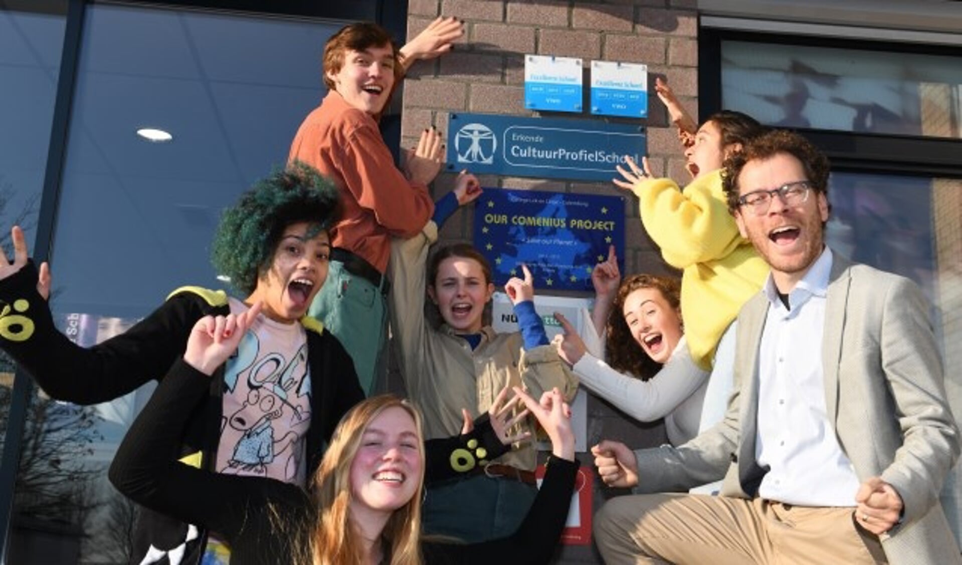 Rik Weeting en leerlingen zijn trots op CultuurProfielSchool Lek en Linge. (foto: William Hoogteijling)