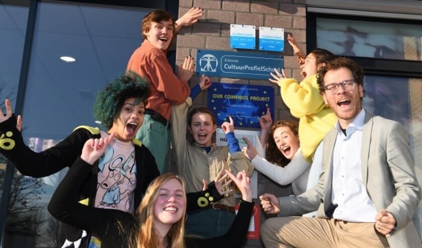 Rik Weeting en leerlingen zijn trots op CultuurProfielSchool Lek en Linge. (foto: William Hoogteijling)  