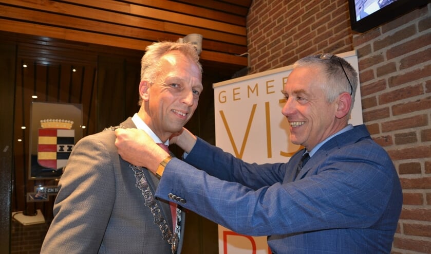 • Marcel Verweij hangt burgemeester Sjors Fröhlich de ambtsketen om.